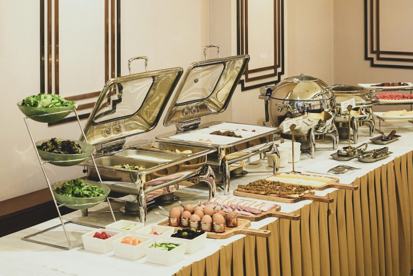 Buffet aufgebaut auf einem Tisch mit verschiedenen Tellern und Speisen