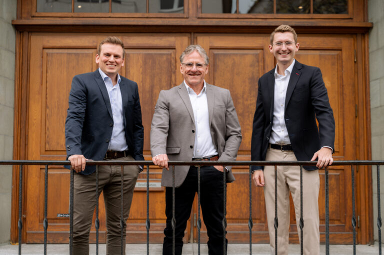 Steuerberater-Team einer modernen Steuerkanzlei vor dem Kanzleigebäude