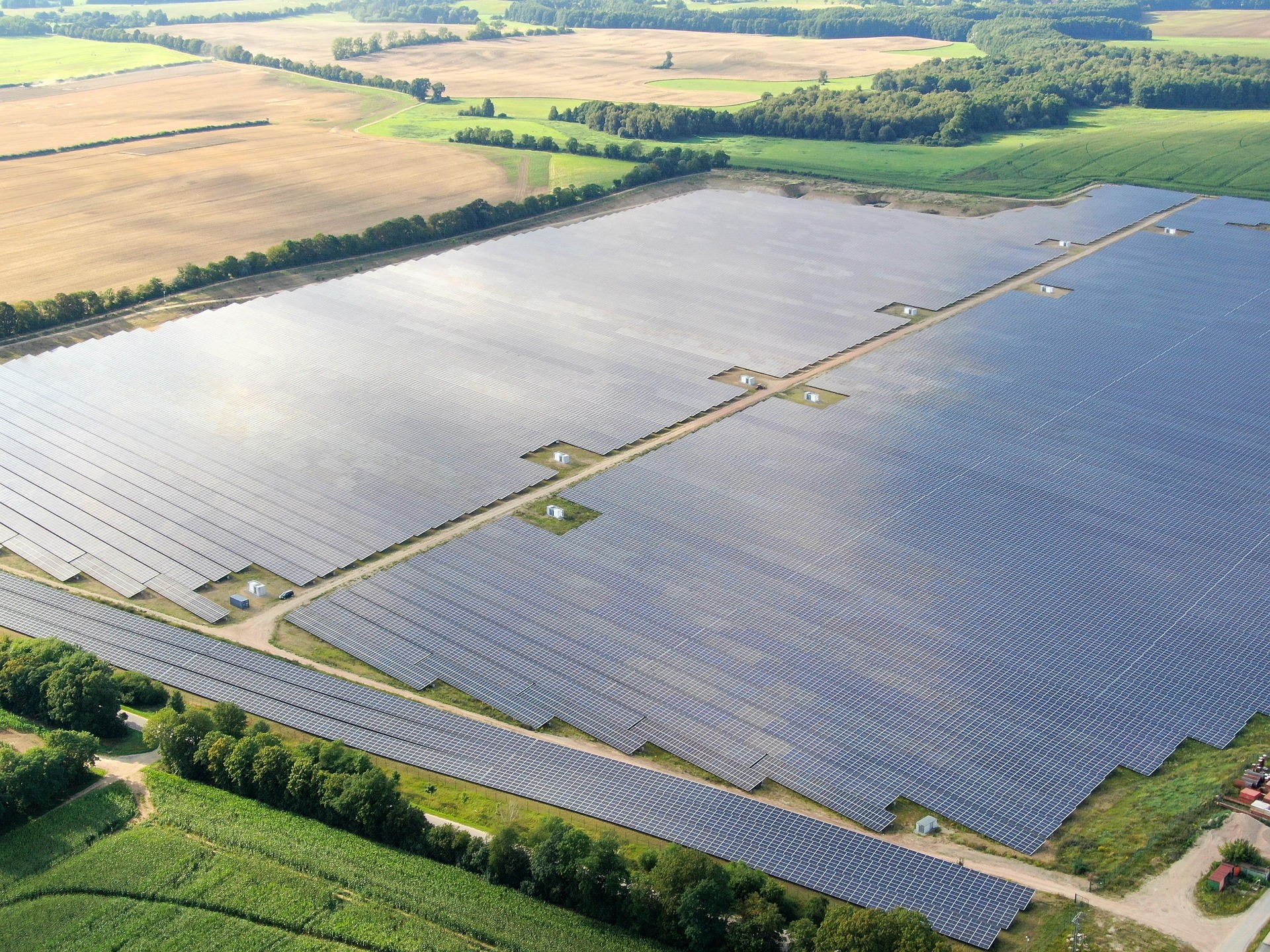 Solarpark mit Photovoltaikanlagen aus der Luft – umsatzsteuerliche Behandlung bei der Veräußerung von Solarpark-Teilanlagen
