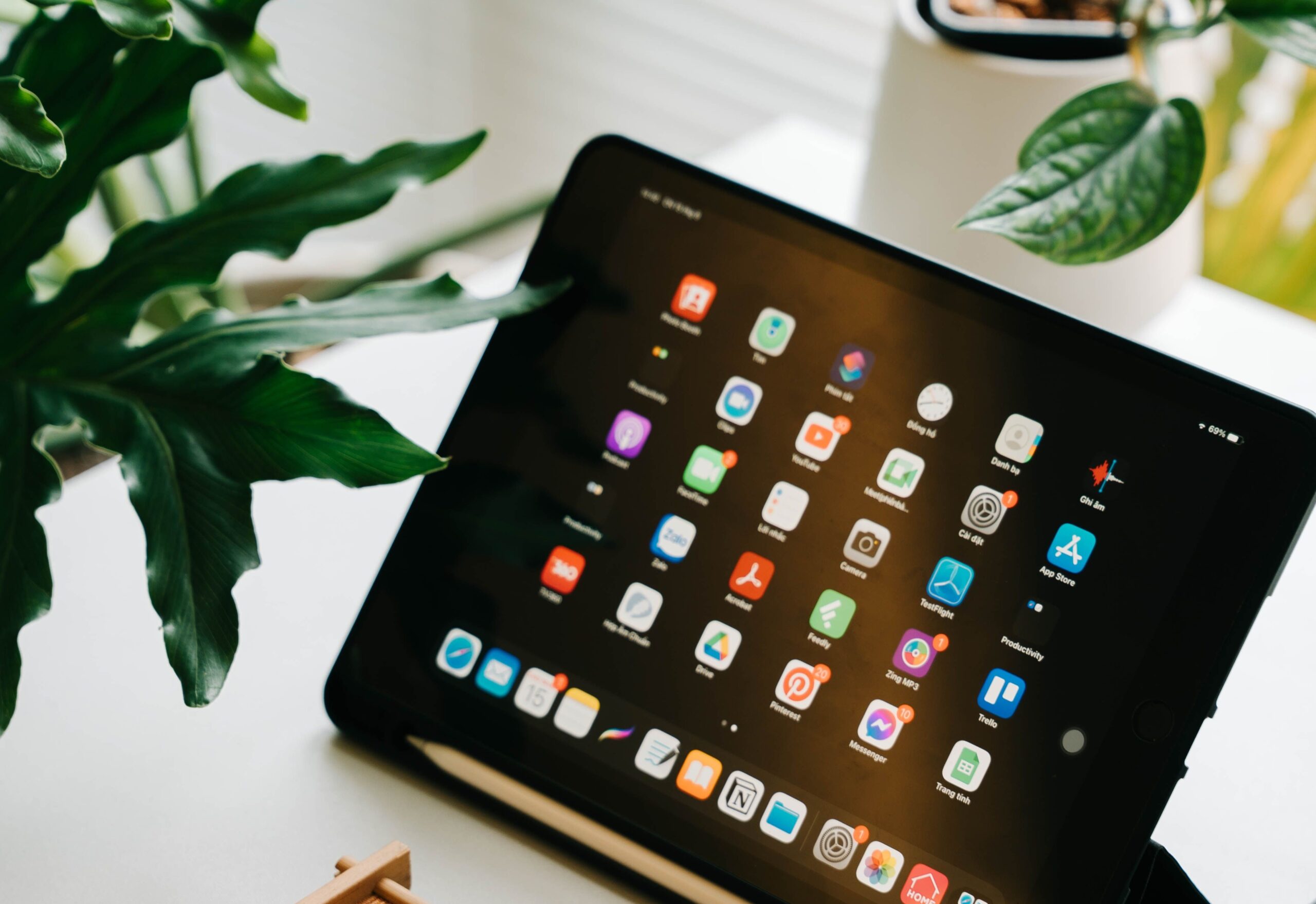 Tablet mit digitalen Anwendungen als Symbol für die elektronische Rechnungsstellung und Digitalisierung