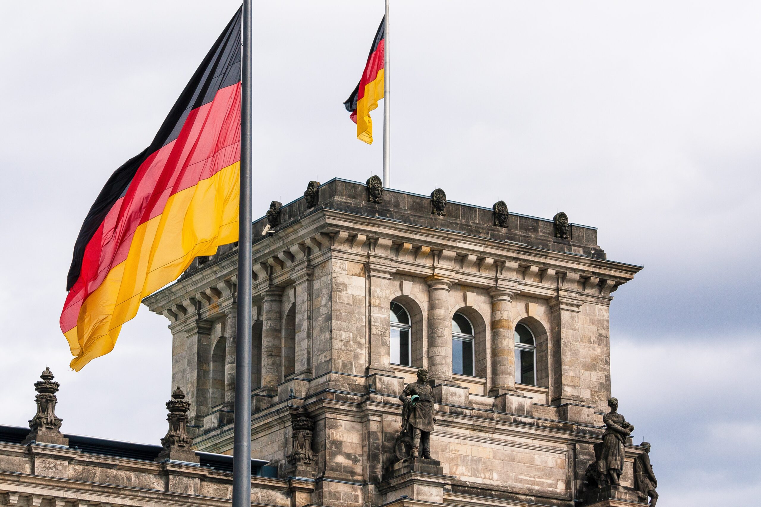 Deutscher Bundestag mit deutscher Flagge als Symbol für die geplante Einkommensteuerreform 2027